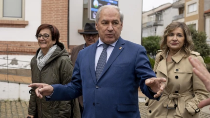 MONFORTE (LUGO), 10/12/2025.- El presidente de la Diputación de Lugo, secretario general del PSdeG en esa provincia y alcalde de Monforte, José Tomé, se dirige a medios de comunicación, este miércoles, en Monforte de Lemos (Lugo). Tomé ha asegurado este miércoles que todo lo que ha salido sobre acusaciones de acoso sexual contra él a través de los canales internos del partido es falso y tomará "acciones legales". EFE/ Brais Lorenzo