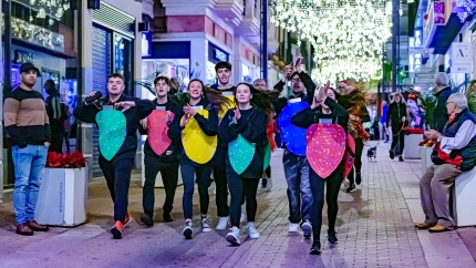 Grupo de atletas disfrutando de la carrera popular