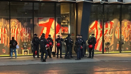 Ertzainas desplegados por el partido Athletic-PSG junto al estadio de San Mamés, en Bilbao