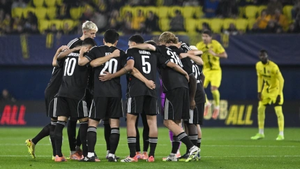 Los jugadores del Copenhague, antes de comenzar el partido ante el Villarreal