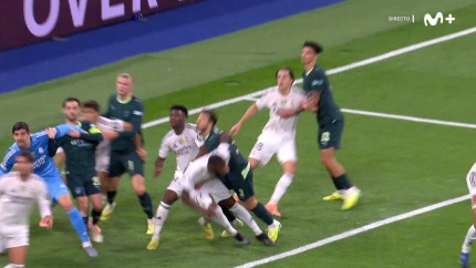 Bernardo Silva tuvo agarrado el brazo de Courtois en la jugada del primer gol del PSG