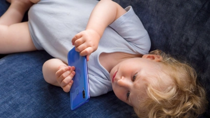 Bebé de un año viendo un vídeo de YouTube en un teléfono móvil