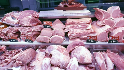 Varios tipos de carne de cerdo son puestos a la venta en un mercado de Madrid.