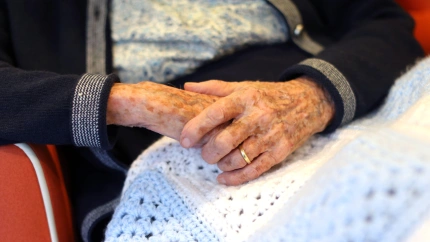 Las manos de una anciana en una residencia de ancianos.