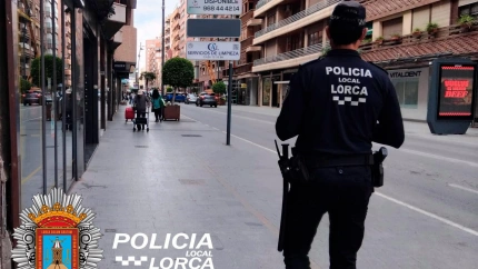 Un agente de la Policía Local patrulla por una calle de Lorca