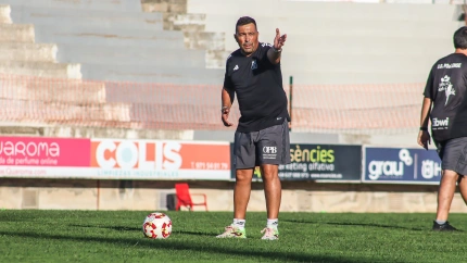 Óscar Troya dirigiendo un entrenamiento