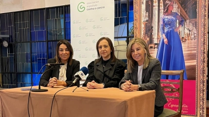 Mabel Sanesteban, Nuria Espasandín e Isabel Estevan durante la presentación en el Casino