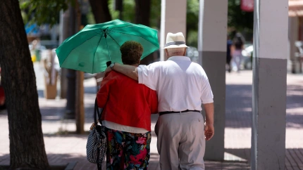(Foto de ARCHIVO)Dos personas mayores caminan bajo la sombra de un árbol, a 24 de junio de 2024, en Madrid (España). El Fondo de Reserva de la Seguridad Social, conocido como la 'hucha de las pensiones', alcanzó a 31 de mayo los 7.022 millones de euros, su nivel más alto desde 2018, según ha informado hoy el Ministerio de Inclusión, Seguridad Social y Migraciones. La 'hucha de las pensiones', que terminó 2023 con 5.578 millones de euros, ha recibido en lo que va de este año aportaciones por un valor de 1.373 millones de euros, gracias a los ingresos proporcionados por el Mecanismo de Equidad Intergeneracional (MEI), que entró en vigor en 2023.Eduardo Parra / Europa Press24 JUNIO 2024;MADRID;HUCHA DE PENSIONISTAS;PENDIONES24/6/2024