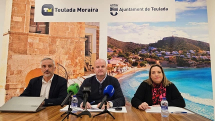 Trabajadores de Teumo Serveis Públics durante la concentración previa a la huelga, que afectará la recogida de basuras y la limpieza viaria en Teulada Moraira