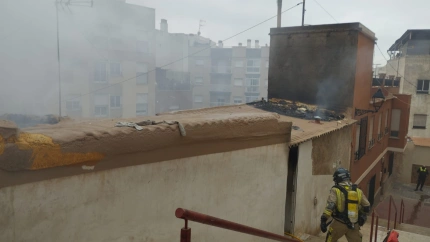 Imagen de la actuación de los bomberos en el incendio de una vivienda en el Barrio San Cristóbal
