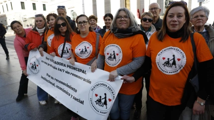 Concentración de la Plataforma de Cuidadoras Principales ante el Congreso por el debate de la Ley de Dependencia