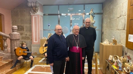 El Obispo de Ourense, Monseñor Leonado Lemos, preside el acto de inauguración de la exposición