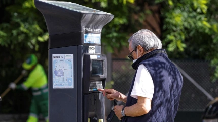 Madrid expande los parquímetros: más barrios y nuevos horarios de pago para aparcar