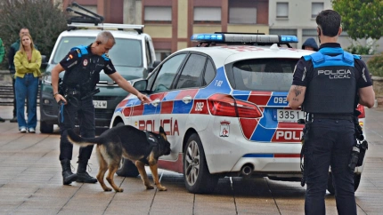 Agentes y coche patrulla de la Policía Local de Gijón