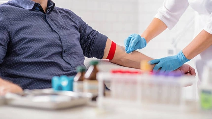 Hombre donando sangre