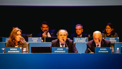 Jokin Aperribay y varios dirigentes de la Real Sociedad en Asamblea