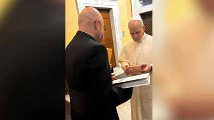 Héctor Galán, el párroco de Almeida de Sayago, le entrega las pastas de Prodcutos Villar a León XIX