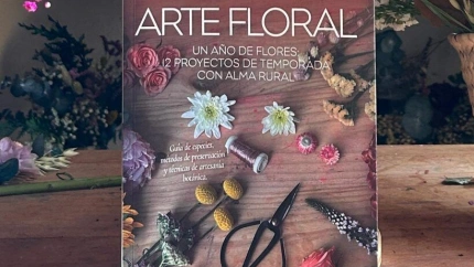 El libro Arte Floral ofrece las claves y trucos para poder crear en casa proyectos florales con flores secas y preservadas