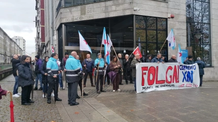 Los trabajadores a las puertas de la Xunta este viernes
