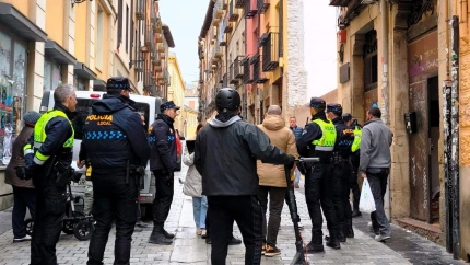 Desalojan un edificio en la calle Marqués de San Nicolás de Logroño por su estado de ruina