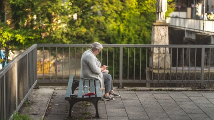 Imagen de recurso de una mujer sentada en un banco
