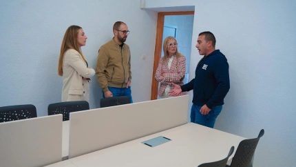Las concejalas de Participación Social y Vertebración del Territorio visitan con vecinos la nueva sala de estudio de Almendricos