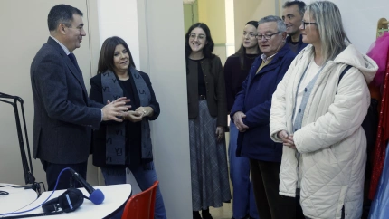 El conselleiro durante su visita al colegio de Fene