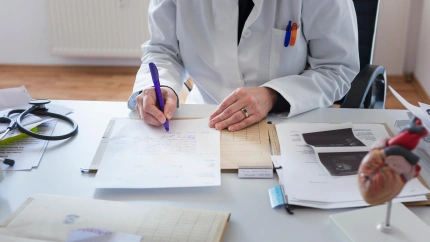 Médico en una consulta, imagen de archivo