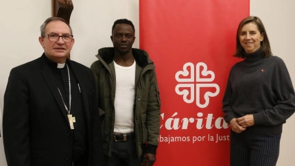 Aliu, junto al Obispo de Ciudad Real, Abilio Martínez, y a la presidenta de Cáritas Diocesana, Concepción Aranguren