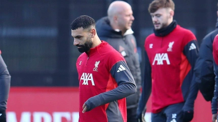 Mohamed Salah y Arne Slot durante un entrenamiento del Liverpool