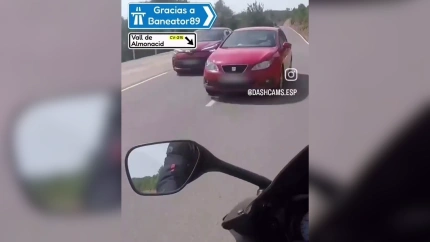 Un motorista se topa con una escena inesperada en plena curva y las redes arden debatiendo quién tiene la culpa