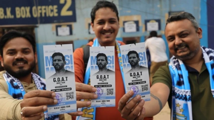 Varios aficionados muestran sus entradas para el evento en Calcuta.