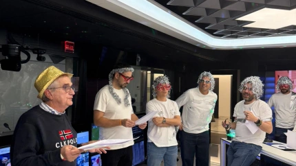 Antonio Bravo dirige con maestría la grabación del villancico.