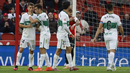 Los jugadores del Elche celebran el gol en propia puerta de Maffeo