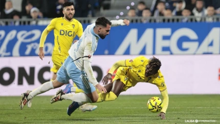 El árbitro pitó penalti en esta acción de Insua sobre Dawda. Adrián lo paró, pero el Cádiz se llevó el triunfo