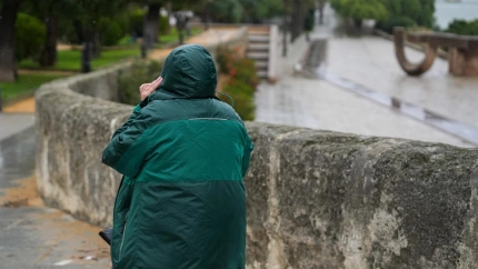 Sevillanos protegiéndose de la lluvia y el viento. Imagen de archivo. - María José López - Europa Press