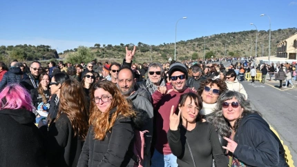 14/12/2025 Fans de Robe Iniesta hacen cola a las puertas del Palacio de Congresos de Plasencia para homenajear al músico placentino.Cientos de personas están haciendo cola durante toda la mañana de este domingo a las puertas del Palacio de Congresos de Plasencia para rendir homenaje al músico Robe Iniesta, fallecido este pasado miércoles a los 63 años.SOCIEDAD ESPAÑA EUROPA EXTREMADURAANDRÉS RODRÍGUEZ/ EUROPA PRESS