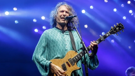 (Foto de ARCHIVO)El cantante Roberto Iniesta, 'Robe', actúa durante una actuación en el Auditorio Marina Sur, a 11 de mayo de 2024, en Valencia, Comunidad Valenciana (España). Robe Iniesta es compositor, músico, poeta y escritor, conocido por ser el fundador en 1987 y cantante del grupo de rock español Extremoduro. En 2015, Robe publicó su primer trabajo en solitario, titulado ‘Lo que aletea en nuestras cabezas’. En 2023 presentó su último disco hasta la fecha, titulado ‘Se nos lleva el aire’. Su nueva gira, ‘Ni santos ni inocentes’, que comienza hoy y llevará al cantante por toda España hasta noviembre, sirve de presentación para el álbum.Rober Solsona / Europa Press11 MAYO 2024;ROBE;ROBE INIESTA;CANTANTE;MÚSICO;MÚSICA;CONCIERTO;GIRA;EXTREMODURO;11/5/2024