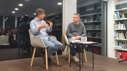 El escritor Henrique Dacosta con Pepe Fandiño en la presentación del libro
