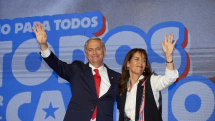 El presidente electo de Chile, Jose Antonio Kast, junto a su esposa