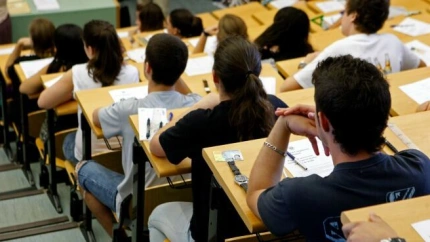 Estudiantes universitarios durante un examen