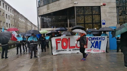 Concentración de los trabajores este lunes ante el edificio de la Xunta en Ferrol