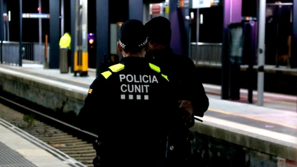 Cunit pone en marcha un dispositivo policial con drones para evitar que se crucen las vías del tren en la estación del municipio