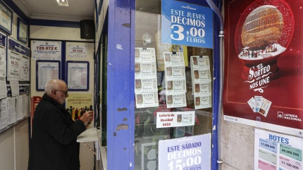 Una administración de lotería vendiendo décimos para Navidad