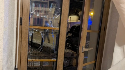 Ventanal roto por donde entró el ladrón