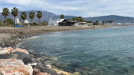 El levante devuelve la arena a Playa Granada tras el fuerte temporal