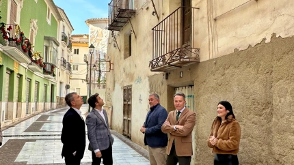 El alcalde, concejales y representantes de Aguas de Lorca en la calle en la que se construirá la nueva sede