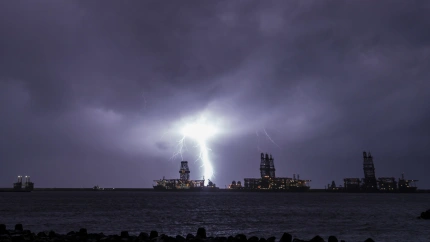 El paso de la borrasca Emilia por Gran Canaria ha traído algo de aparato eléctrico, como se aprecia en esta imagen del puerto de Las Palmas de Gran Canaria