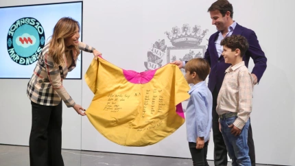 Natalia Chueca, alcaldesa de Zaragoza, junto a Miguel Cuartero, Director de la Escuela Mar de Nubes