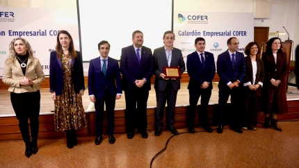Foto de familia de los convocados por COFER en la entrega de esta distinción